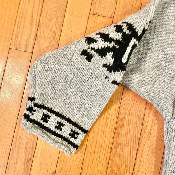 VTG Men’s Sweater Oversized 100% Wool Gray Sun Decor Heavy Hand Knit Ecuador